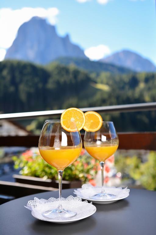 Vitalhotel Dosses Santa Cristina Val Gardena Bagian luar foto